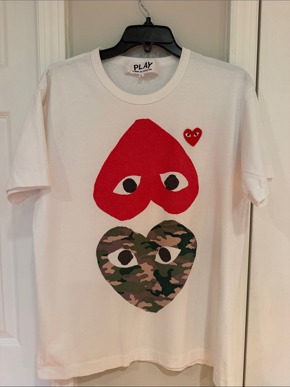 Comme des Garçons PLAY White T-Shirt with Red & Green Camo Hearts Sz L